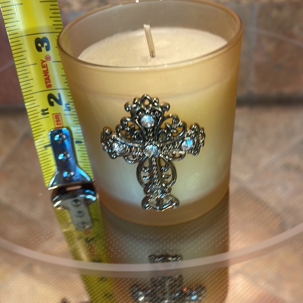 NWOT Adorably cute and classy vanilla scented candle w beautiful, delicate cross - Picture 5 of 7